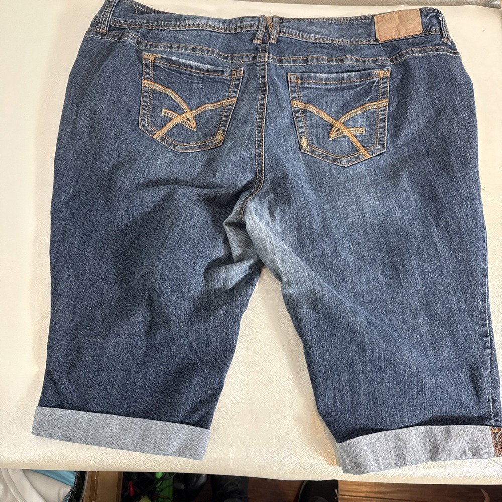 Amethyst‎ Women's Capri Shorts Jeans. Size 24
